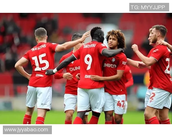 谢菲尔与布拉德的精彩对决揭示足球战术与团队合作的完美结合